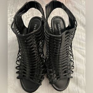 Torrid black cutout sandal size 13